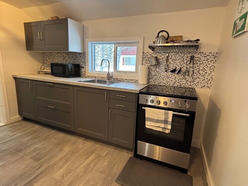 Cozy cottage. Close to the Vine Chapel, Asessippi Ski Hill, Lake of the Prairies