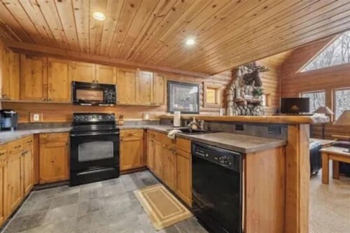 All Season Adventure - Hot Tub - Luxe Cabin on Boyne Mountain