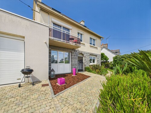 Heated pool, beach 700m away, house for 6