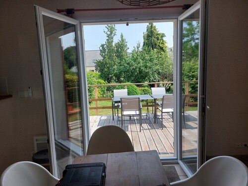 Maison et jardin clos plein sud, calme, proche du centre, à 3 km des plages