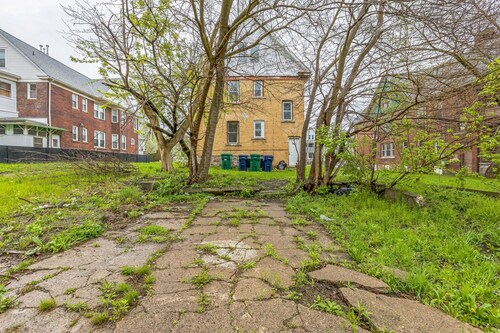 Cozy Upper Flat Minutes From Niagara Falls 3 Bedroom Apts