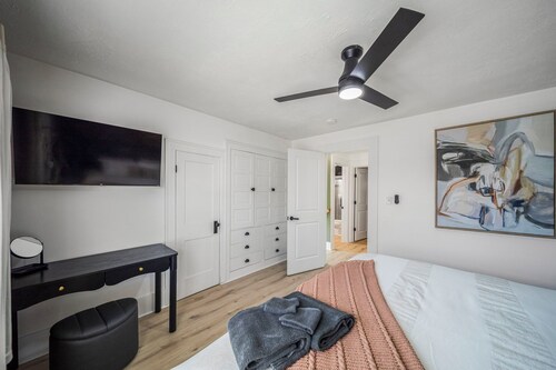 Lakeview Modern Stay Near Beaches, GOTL, and Spire