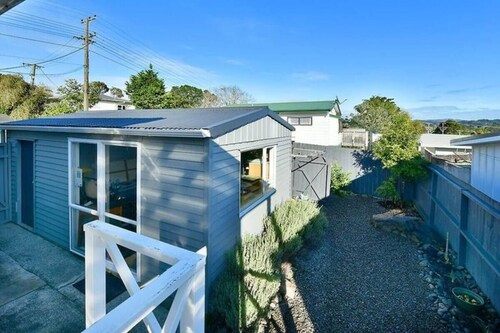 Bluebell Cottage on Matakana Coast - Pet friendly!