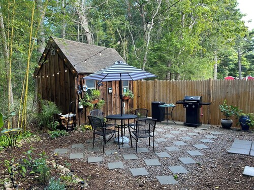 Relax & Unwind this Fall, at a very private & relaxing 1 bedroom 1 bath studio