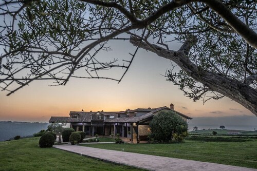 Intimate retreat overlooking the sea