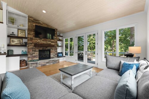Cove's End by Avantstay Dock, Game Room, Fire Pit & Forest Views