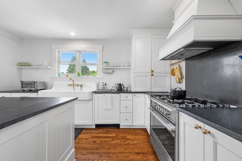 Walk to Town, Sauna + Cold Plunge, Chef’s Kitchen, Central AC, Backyard