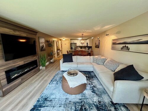 Lakeside Loft!  Updated 2 BR condo / Walk to restaurants / Free parking / Pool