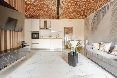 Fanstastic 2BDRM Biella Center!