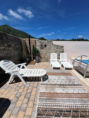 Timeless in Quillan: Remodeled 4/5 person Auberge with terrace+plunge pool