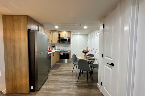 Sleek Guest Retreat | 16 - 20 mins to YEG & WEM | Cozy Comfort