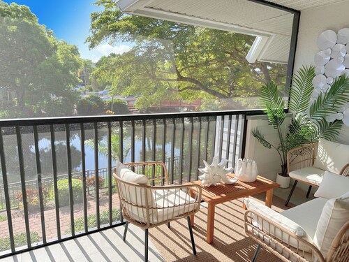 Lakeview │ 3min to Beach │ Breakfast │ Golf Nearby │ Quiet │70" TVs │ Pickleball