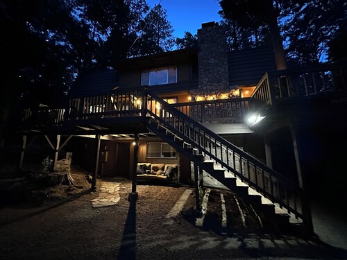 The Treehouse Cabin in Blue Lake Springs - Walk to Fly-In-Acres Lake