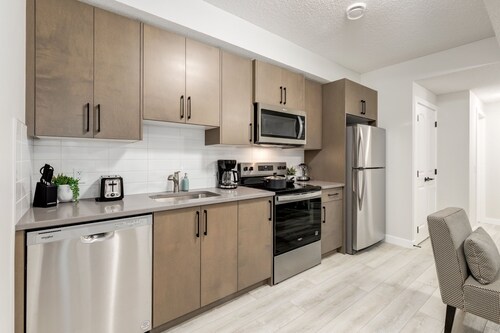 Ultra-Luxe 9-Bed Escape | 2 Kitchens |AC |BBQ