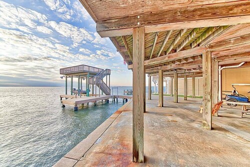 Bayfront Getaway w/ Boat Slip & Amazing Views