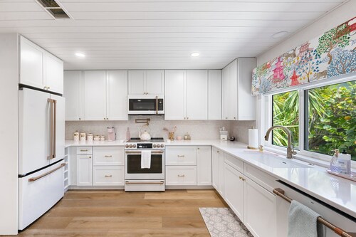 Salt & Sand on Catamaran - Pool, Patio, Walk to River -  Near Beach & Downtown