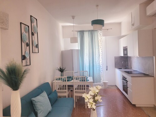 Charming 2-bedroom apartment, kitchen, 2 bathrooms, WiFi, AC, in Lido di Ostia