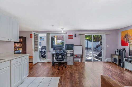 Charming 1-bedroom artist den with WiFi, AC in terrific Huntington