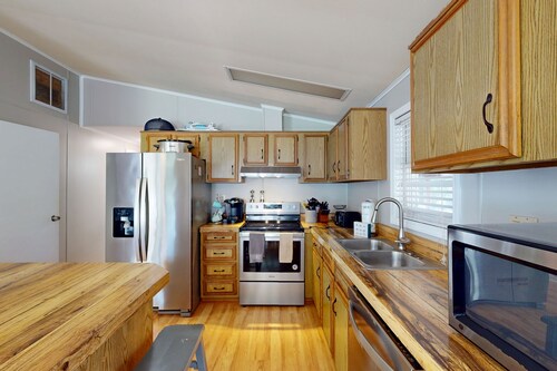 Angola By The Bay house w/shared pool, tennis & basketball courts