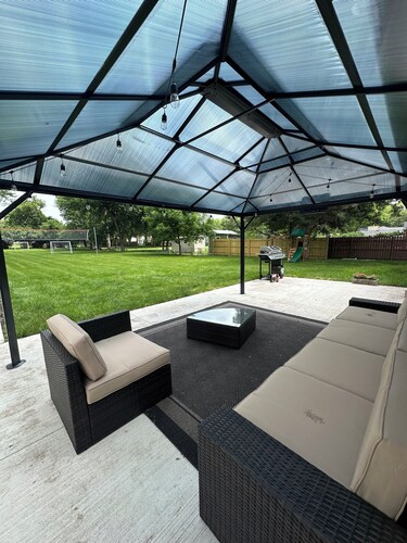 Hot tubo, 3bedroom house in delightful West Des Moines withWiFi, AC,fitness room