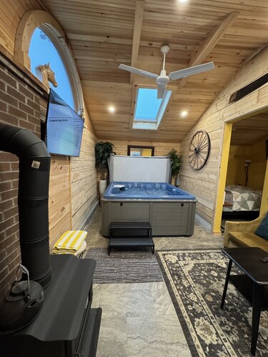 Soothing Carriage House with Hot Tub in charming Stratford