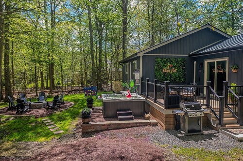 Boutique Home: Tranquil Lake. Hot Tub. Fire Pit. Community Pool. Golf Course