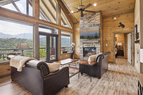 Gorgeous Cabin w Hot Tub Firepit Gameroom