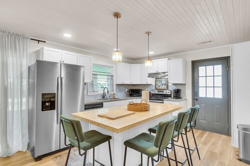 Spacious 4-bedroom house with WiFi and Large Patio in charming Goose Creek
