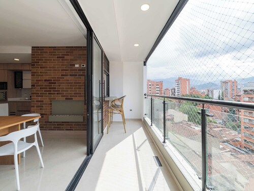 w Elegant 3BR w Outdoor Balcony