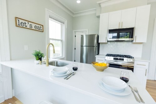 Jennifer's Spa-Like Modern & Chic Broadway Retreat