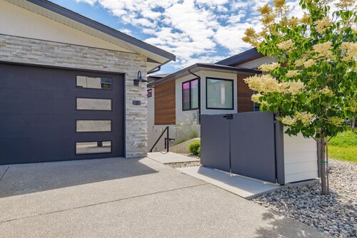 Modern Suite by Black Mountain Golf Club