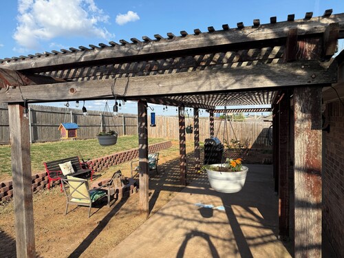 3-bedroom house in peaceful Norman with easy access to OU, OKC, and Tinker AFB