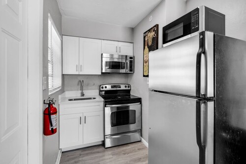 Chic 1BR Getaway Near FLL Airport 6 MN to Ocean