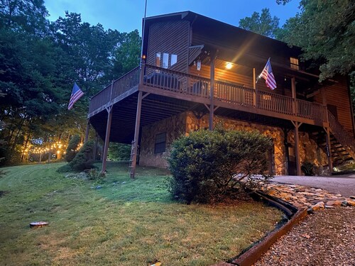 Sleepy Bear Lodge. Fire Pit + Starter Wood + Fast Starlink Wi-Fi + Full Kitchen.