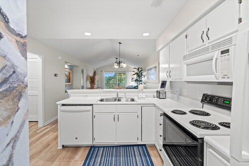 "Safe Harbor" Stunning Golf & Lake Views
2 Bedroom 2 Bath
Professionally Cleaned