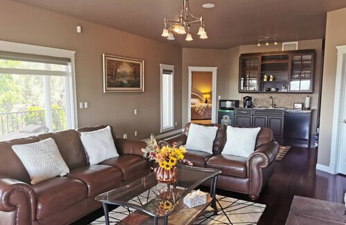 Serene Lake & Mountain View Retreat in Kettle Valley"