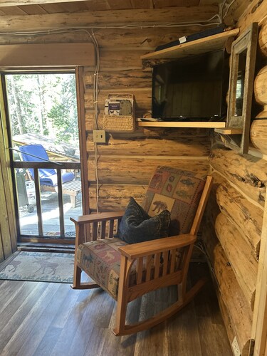 Charming cabin with WiFi in Silver Gate/Cooke City