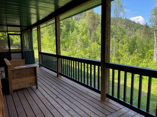 Secluded Retreat near Nelson & Castlegar with Fire Pit, 3 mins from the Beach!