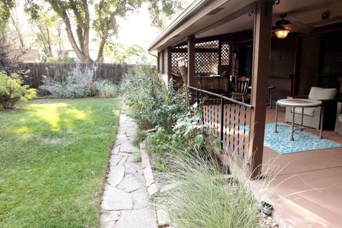 Sunny Family Retreat | HotTub, GameRoom, Backyard