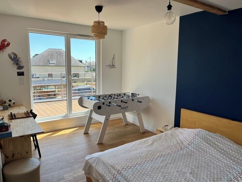 Pretty wooden house, green island in town center. 35 minutes from beaches
