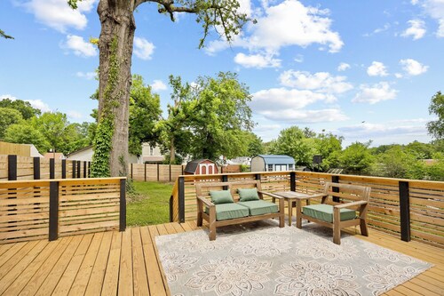 Mid-Century Modern Gem Pet-Friendly 2BR w/ Deck