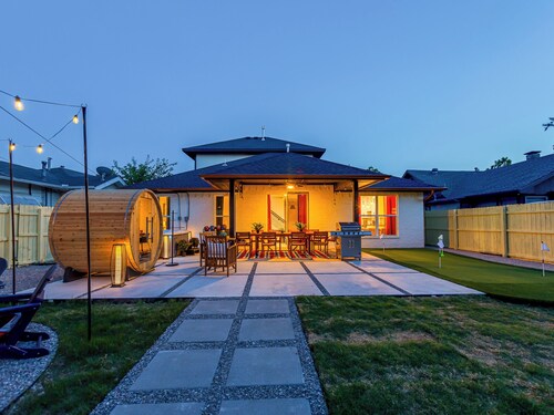 Basketball\Pickleball Court-Putt Putt-Hottub-Gameroom-Centrally Located