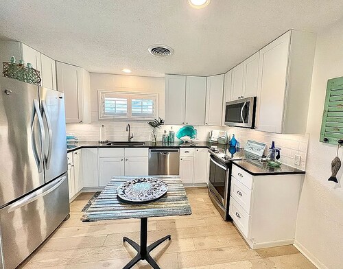 Charming 3-bedroom house in Port O'Connor w. view, 1 min to beach, pet friendly