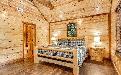 Smoky Serenade - 8Bdr Cabin with large indoor pool. Sleeps 30!