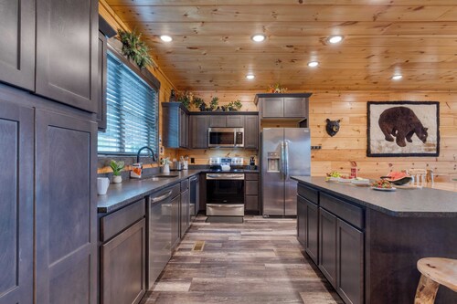 All Fun & Games by Avantstay Indoor Pool, Game Room, Theater, Mountain Views Near Pigeon Forge & Dollywood