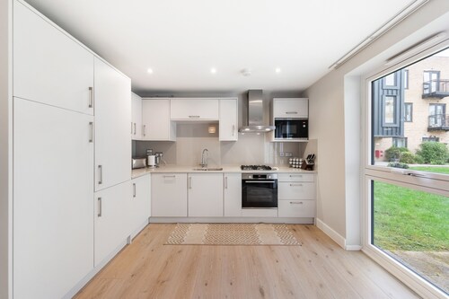 Modern 3Br Flat Quick Links To Ldn & Heathrow