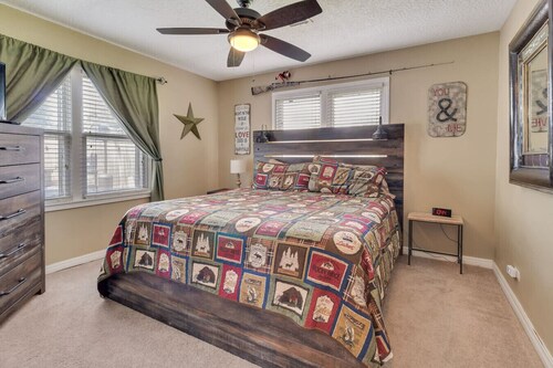 Lakeside Retreat & Game Haven!