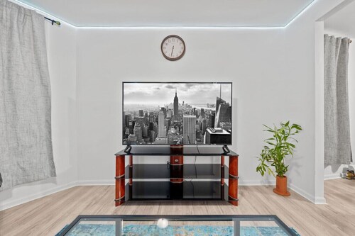 Spacious, Family-Ready Stay Minutes from Manhattan