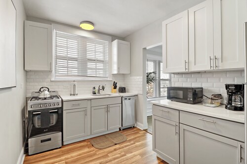 Chic 2BR Apt in Skokie - Elm 3A
