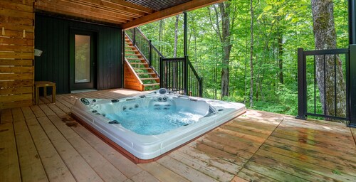 The Bellevue in Portneuf / Private SPA, 65” TV, Sonos, Pool, Sauna, Billiards